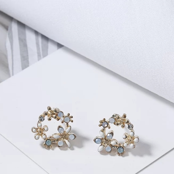 3 pair Flower Rounds Temperment Stud Earrings - Picture 3 of 8